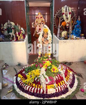 Chennai, Indien, 20. Aug 2022: Glühende Anhänger von Lord Krishna feiern weltweit Lord Krishnas`s Geburtstag - bekannt als Krishna Jayanthi - mit großer Hingabe und Ehrfurcht! Lord Krishna wurde am Tag des Sterns Rohini im tamilischen Kalendermonat Aavani auf Ashtami Thithium Mitternacht geboren! Als solche wird Krishna Jayanthi oder Gokulashtami oder Janmashtami jedes Jahr an diesem Tag mit großer Hingabe gefeiert - Quelle: Seshadri SUKUMAR/Alamy Live News Stockfoto